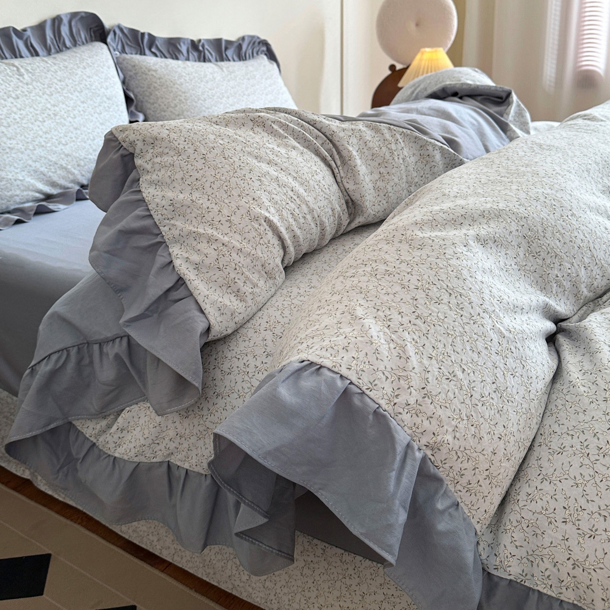 91家纺网 家纺一手货源 找家纺 梦莱斯 2025新款高克重云感棉四件套-花边款 灰调花笺