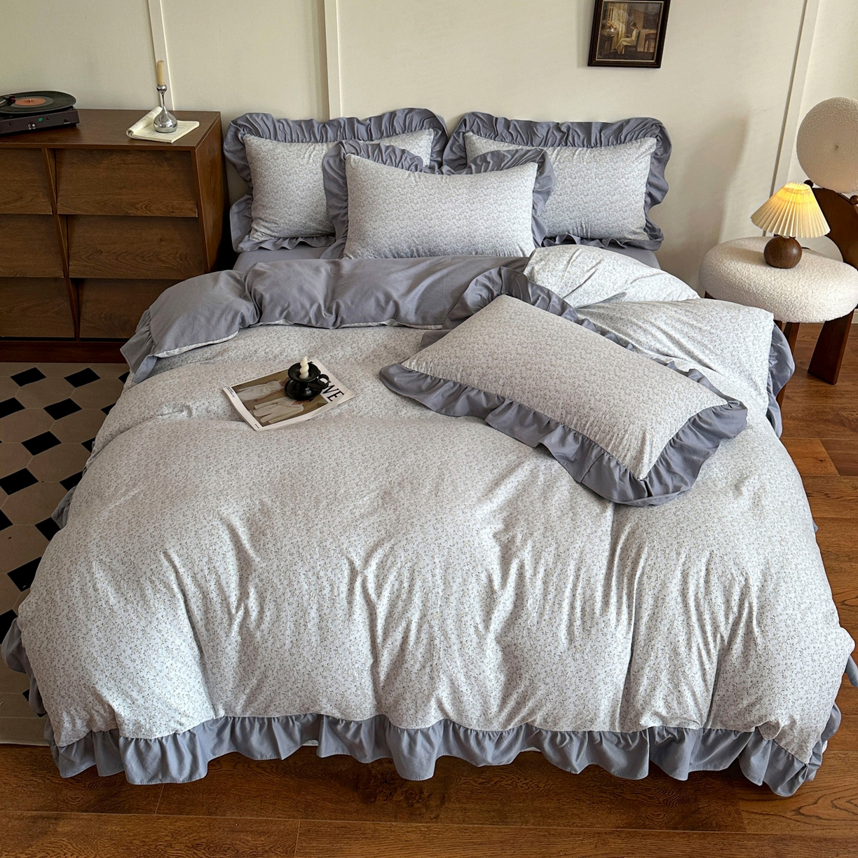 91家纺网 家纺一手货源 找家纺 梦莱斯 2025新款高克重云感棉四件套-花边款 灰调花笺