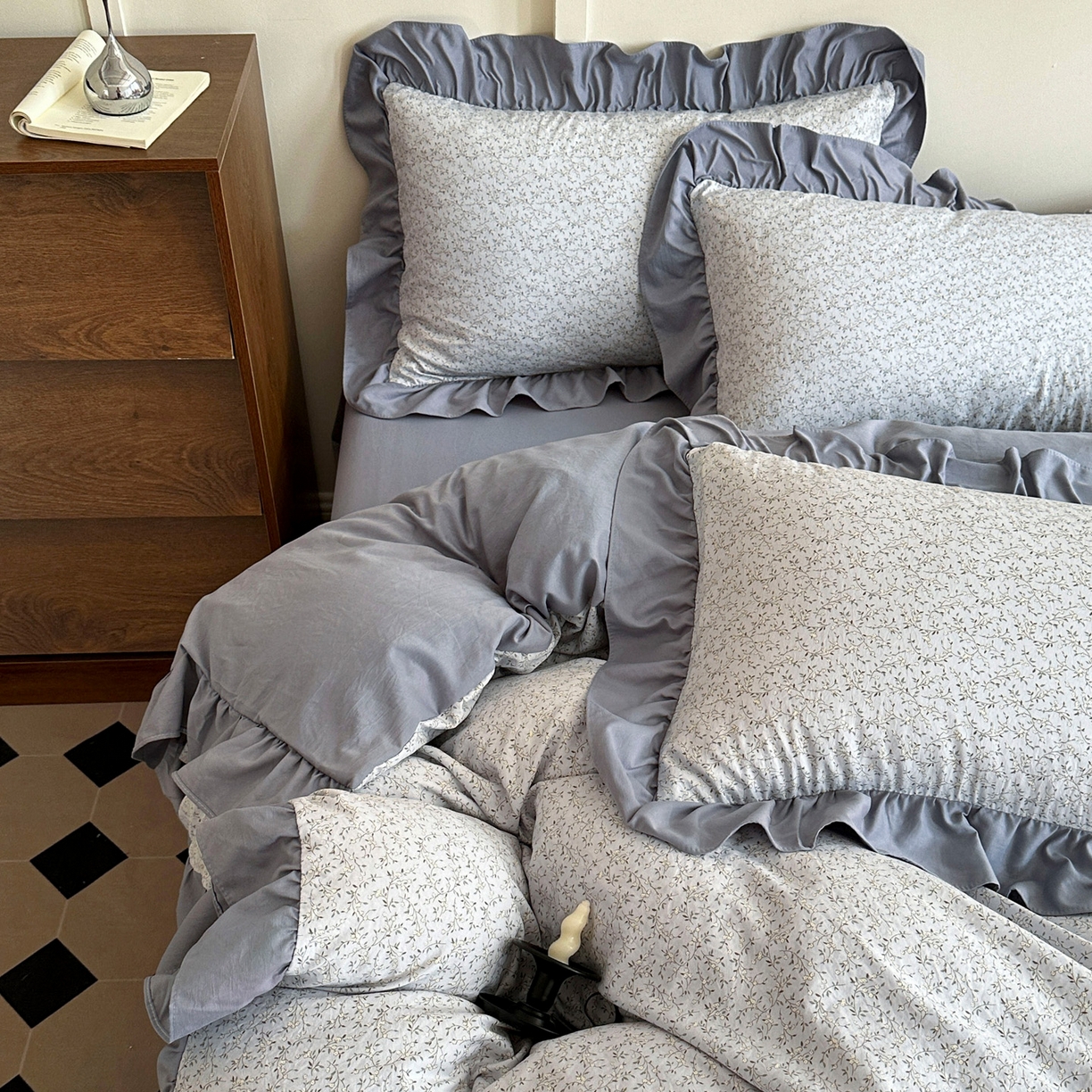 91家纺网 家纺一手货源 找家纺 梦莱斯 2025新款高克重云感棉四件套-花边款 灰调花笺