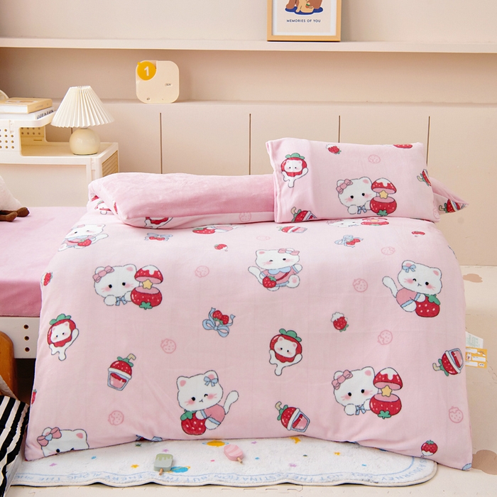 91家纺网 家纺一手货源 找家纺 鱼宝 2025新款牛奶绒可拆卸被套被芯幼儿园被子 草莓喵喵