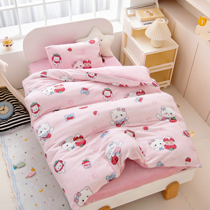 91家纺网 家纺一手货源 找家纺 鱼宝 2025新款牛奶绒可拆卸被套被芯幼儿园被子 草莓喵喵