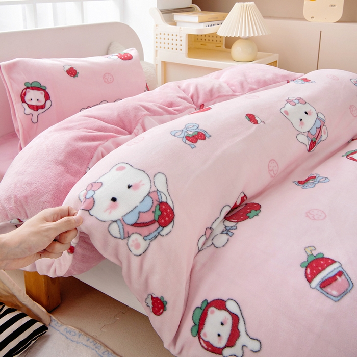 91家纺网 家纺一手货源 找家纺 鱼宝 2025新款牛奶绒可拆卸被套被芯幼儿园被子 草莓喵喵