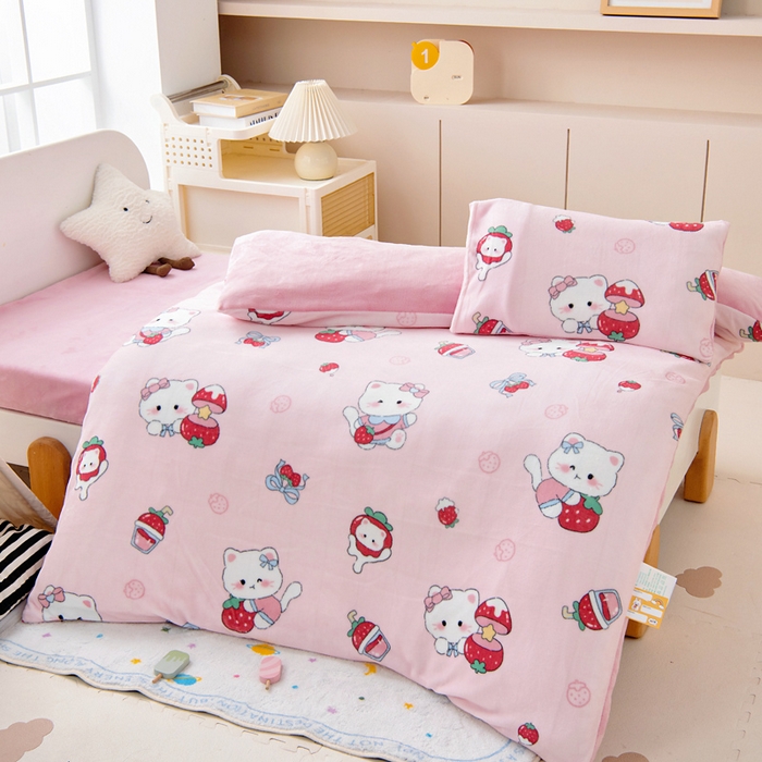 91家纺网 家纺一手货源 找家纺 鱼宝 2025新款牛奶绒可拆卸被套被芯幼儿园被子 草莓喵喵