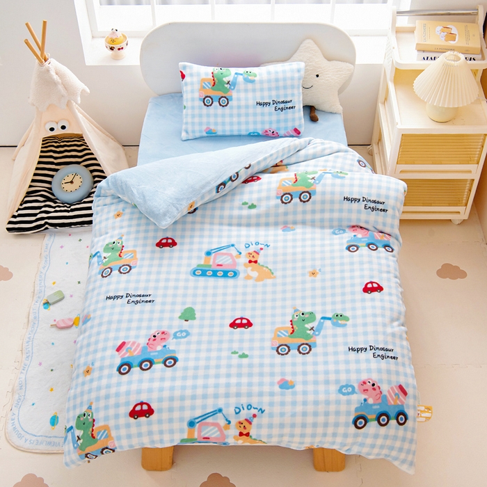 91家纺网 家纺一手货源 找家纺 鱼宝 2025新款牛奶绒可拆卸被套被芯幼儿园被子 恐龙车队