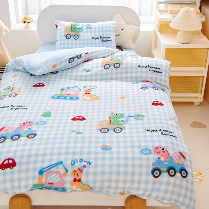 91家纺网 家纺一手货源 找家纺 鱼宝 2025新款牛奶绒可拆卸被套被芯幼儿园被子 恐龙车队