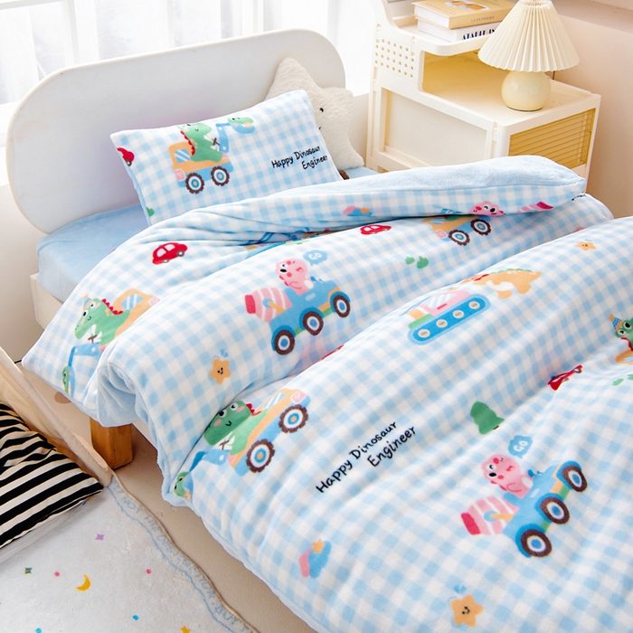 91家纺网 家纺一手货源 找家纺 鱼宝 2025新款牛奶绒可拆卸被套被芯幼儿园被子 恐龙车队