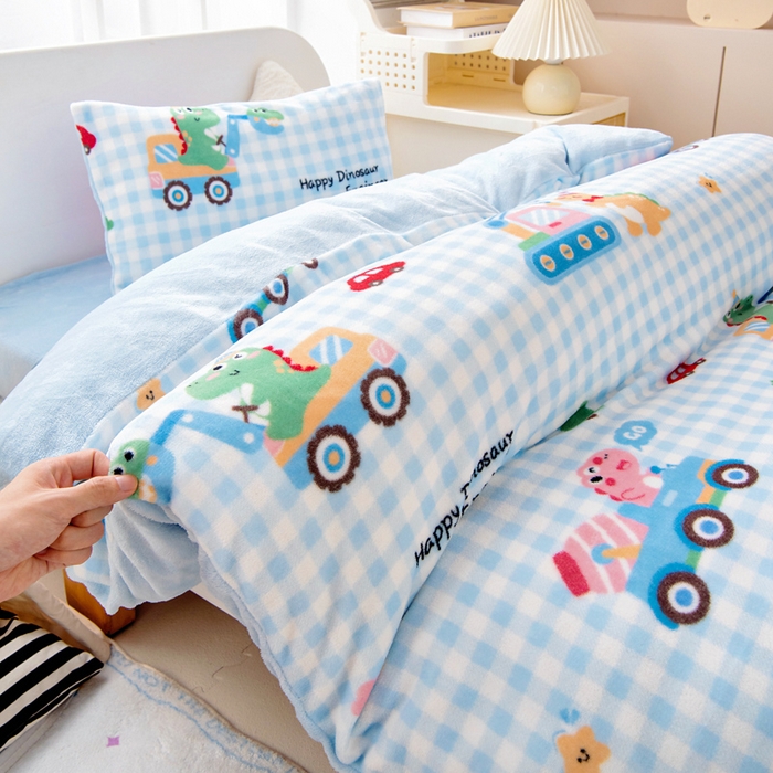 91家纺网 家纺一手货源 找家纺 鱼宝 2025新款牛奶绒可拆卸被套被芯幼儿园被子 恐龙车队