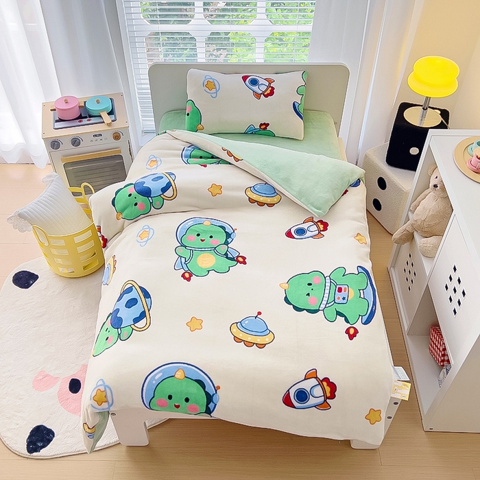 91家纺网 家纺一手货源 找家纺 鱼宝 2025新款牛奶绒可拆卸被套被芯幼儿园被子 恐龙飞船