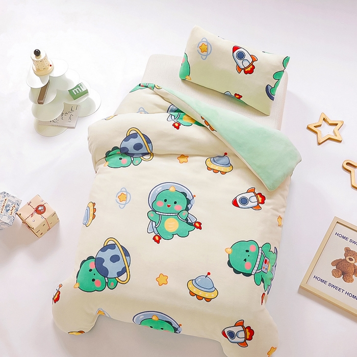 91家纺网 家纺一手货源 找家纺 鱼宝 2025新款牛奶绒可拆卸被套被芯幼儿园被子 恐龙飞船