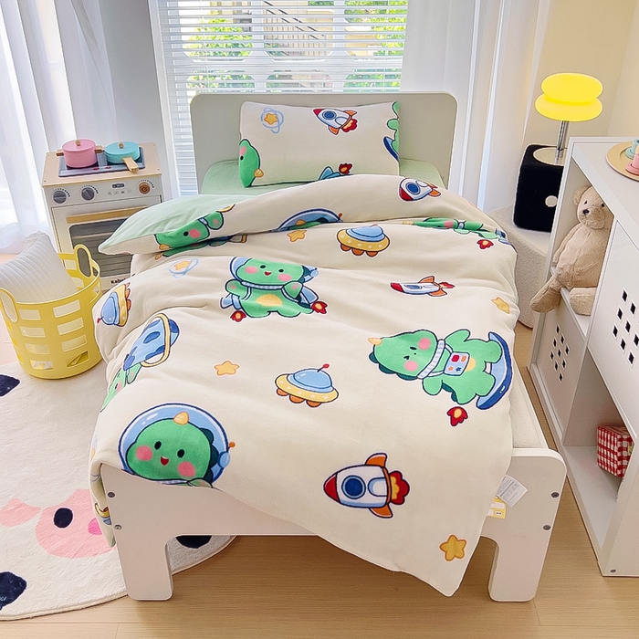 91家纺网 家纺一手货源 找家纺 鱼宝 2025新款牛奶绒可拆卸被套被芯幼儿园被子 恐龙飞船