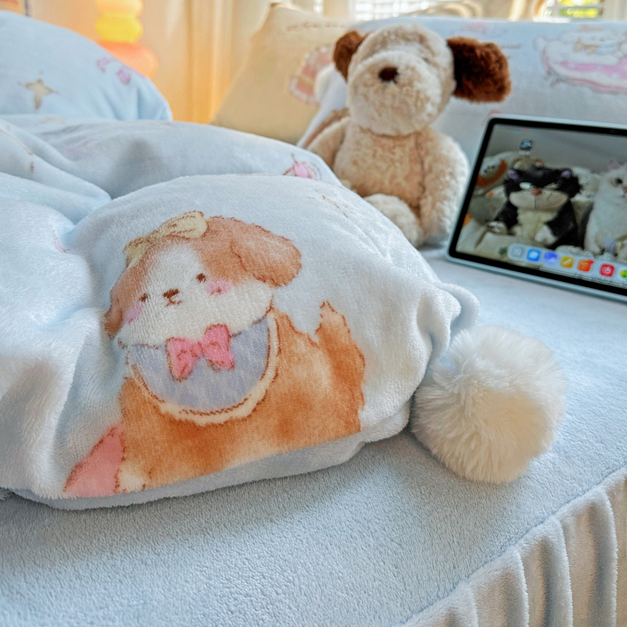 91家纺网 家纺一手货源 找家纺 麦朵家居 2025新款高克重毛球绣花四件套印花牛奶绒四件套高克重宝宝绒床裙款四件套牛奶绒床笠兔绒三件套 蛋糕小狗