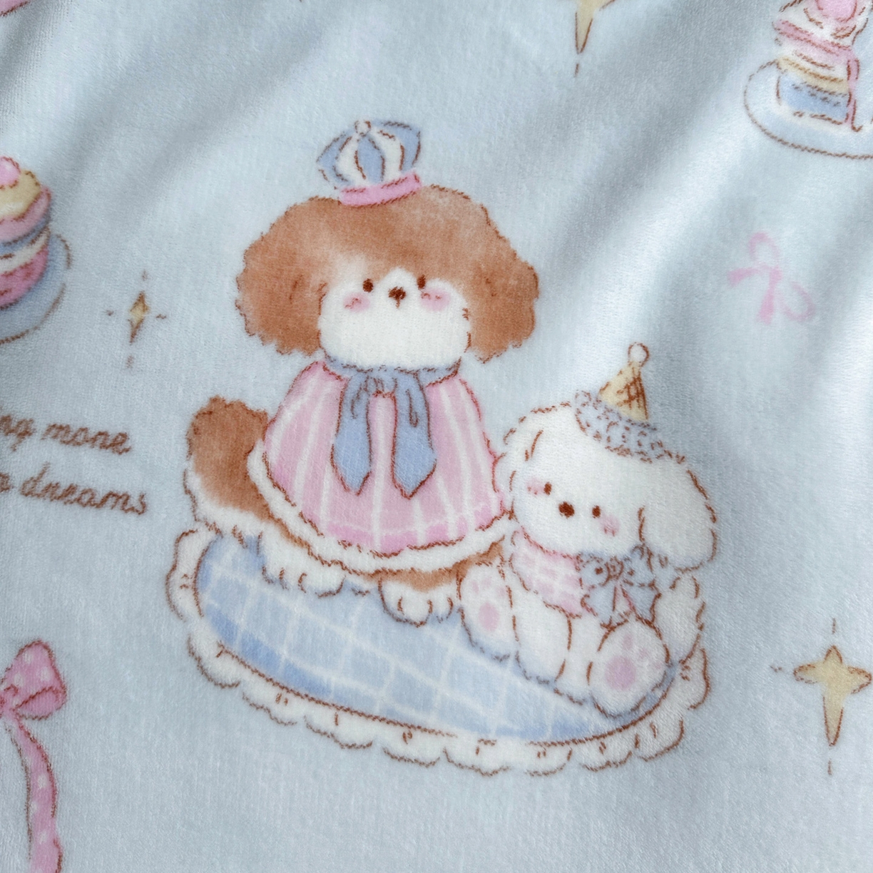 91家纺网 家纺一手货源 找家纺 麦朵家居 2025新款高克重毛球绣花四件套印花牛奶绒四件套高克重宝宝绒床裙款四件套牛奶绒床笠兔绒三件套 蛋糕小狗