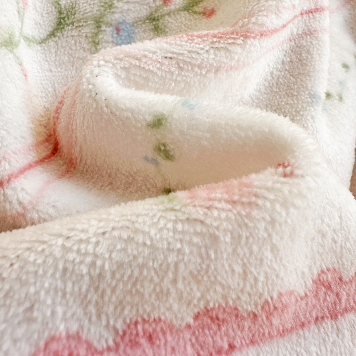 91家纺网 家纺一手货源 找家纺 麦朵家居 2025新款高克重毛球绣花四件套印花牛奶绒四件套高克重宝宝绒床裙款四件套牛奶绒床笠兔绒三件套 曼琳粉