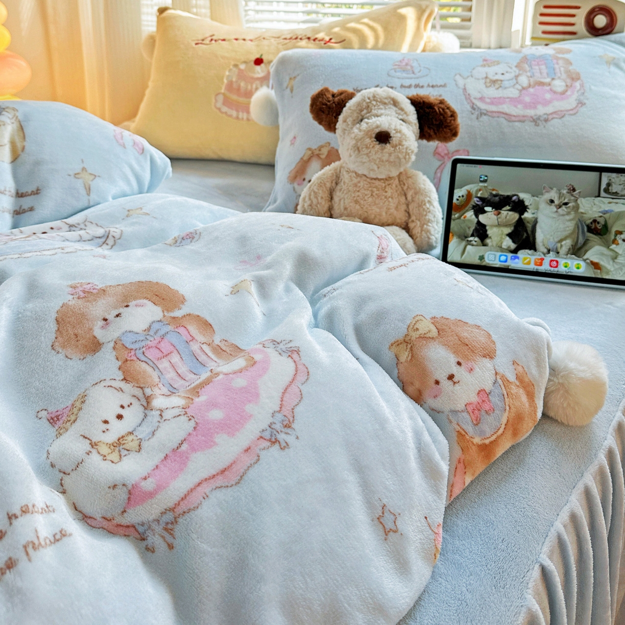 91家纺网 家纺一手货源 找家纺 麦朵家居 2025新款高克重毛球绣花四件套印花牛奶绒四件套高克重宝宝绒床裙款四件套牛奶绒床笠兔绒三件套 蛋糕小狗