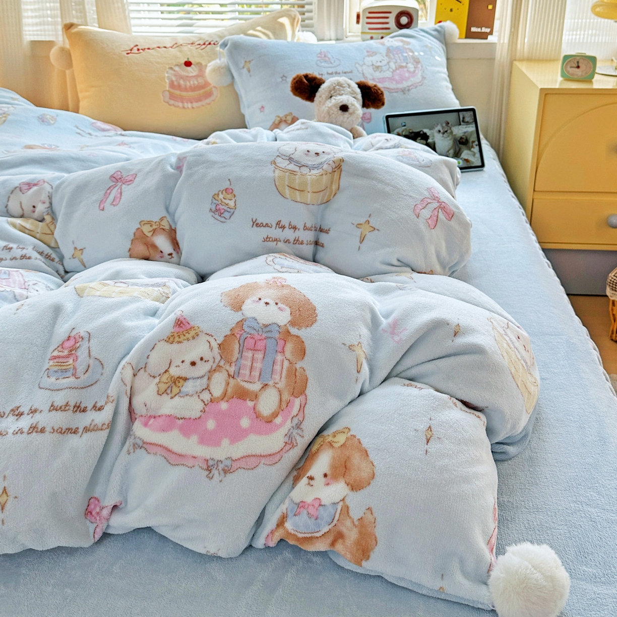 91家纺网 家纺一手货源 找家纺 麦朵家居 2025新款高克重毛球绣花四件套印花牛奶绒四件套高克重宝宝绒床裙款四件套牛奶绒床笠兔绒三件套 蛋糕小狗