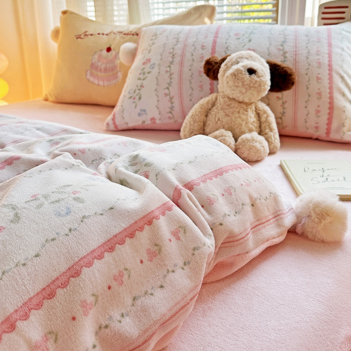 91家纺网 家纺一手货源 找家纺 麦朵家居 2025新款高克重毛球绣花四件套印花牛奶绒四件套高克重宝宝绒床裙款四件套牛奶绒床笠兔绒三件套 曼琳粉