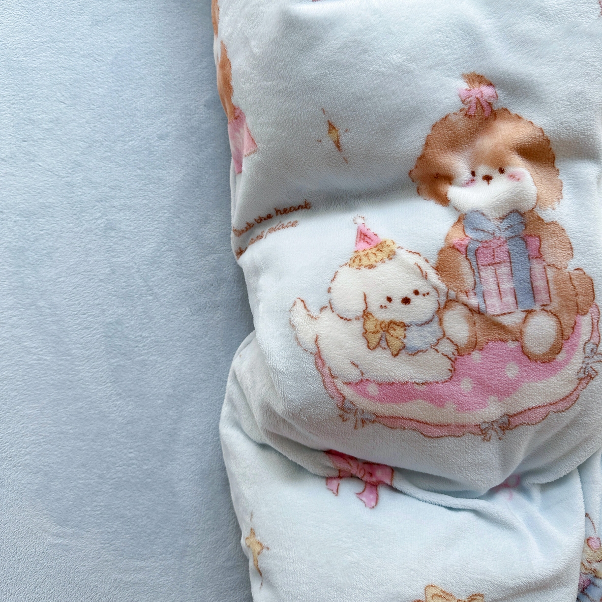 91家纺网 家纺一手货源 找家纺 麦朵家居 2025新款高克重毛球绣花四件套印花牛奶绒四件套高克重宝宝绒床裙款四件套牛奶绒床笠兔绒三件套 蛋糕小狗