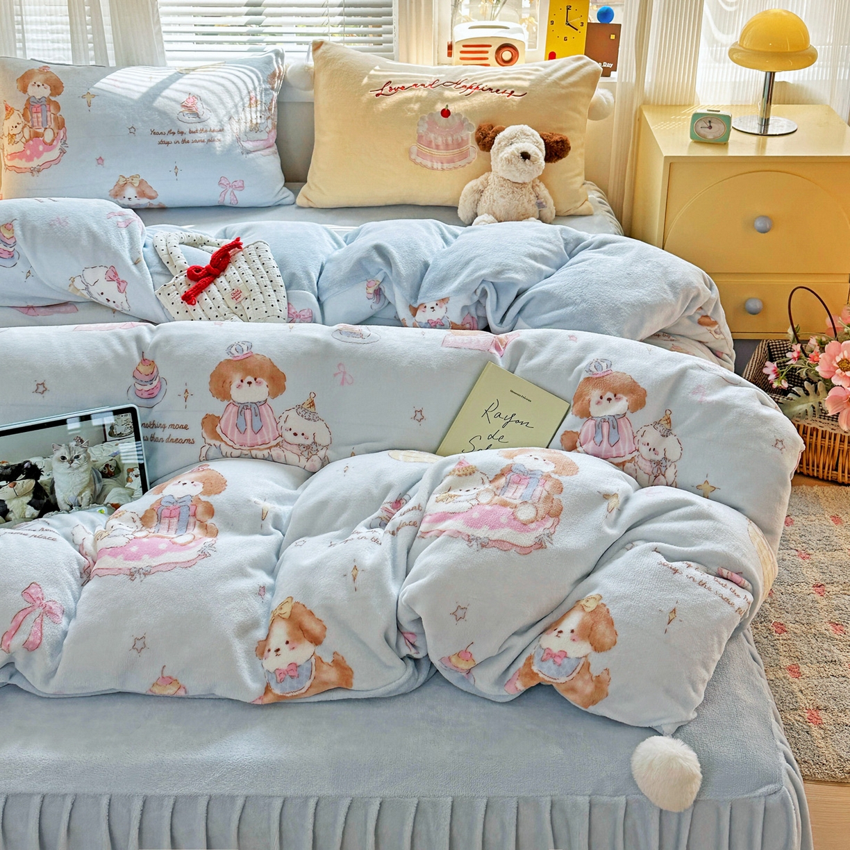 91家纺网 家纺一手货源 找家纺 麦朵家居 2025新款高克重毛球绣花四件套印花牛奶绒四件套高克重宝宝绒床裙款四件套牛奶绒床笠兔绒三件套 蛋糕小狗