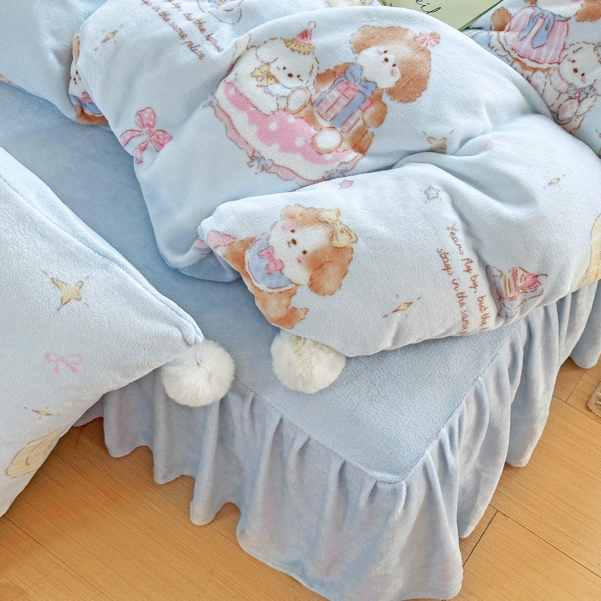 91家纺网 家纺一手货源 找家纺 麦朵家居 2025新款高克重毛球绣花四件套印花牛奶绒四件套高克重宝宝绒床裙款四件套牛奶绒床笠兔绒三件套 蛋糕小狗