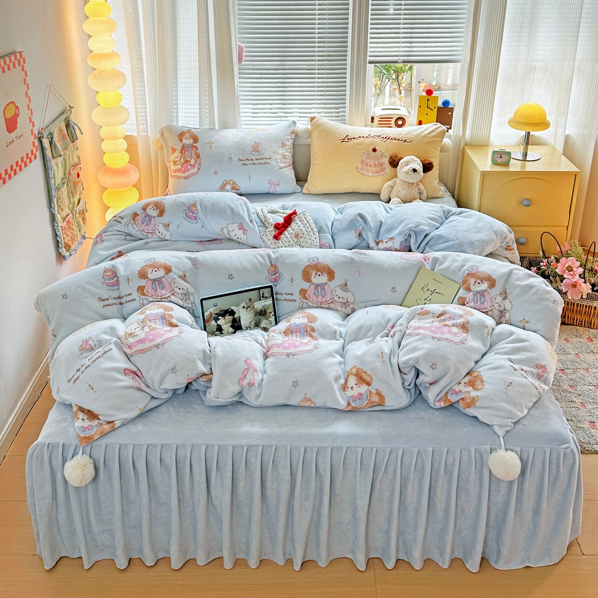 91家纺网 家纺一手货源 找家纺 麦朵家居 2025新款高克重毛球绣花四件套印花牛奶绒四件套高克重宝宝绒床裙款四件套牛奶绒床笠兔绒三件套 蛋糕小狗