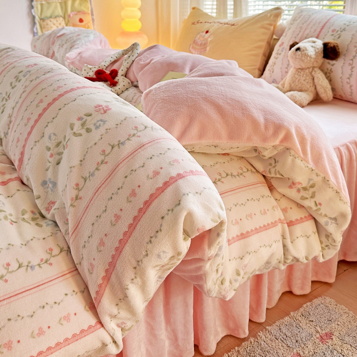 91家纺网 家纺一手货源 找家纺 麦朵家居 2025新款高克重毛球绣花四件套印花牛奶绒四件套高克重宝宝绒床裙款四件套牛奶绒床笠兔绒三件套 曼琳粉