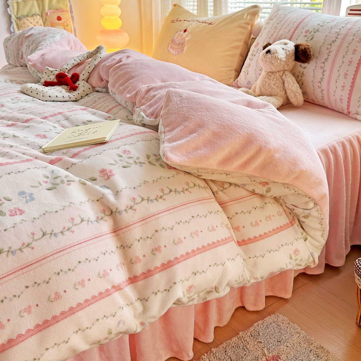 91家纺网 家纺一手货源 找家纺 麦朵家居 2025新款高克重毛球绣花四件套印花牛奶绒四件套高克重宝宝绒床裙款四件套牛奶绒床笠兔绒三件套 曼琳粉