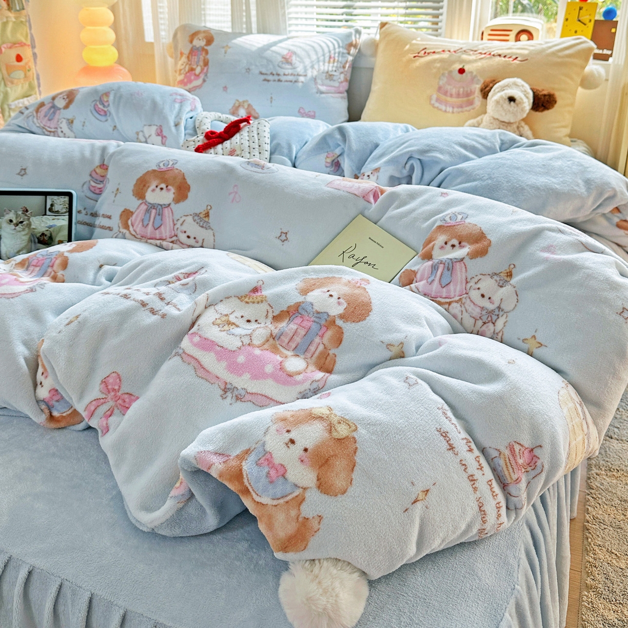 91家纺网 家纺一手货源 找家纺 麦朵家居 2025新款高克重毛球绣花四件套印花牛奶绒四件套高克重宝宝绒床裙款四件套牛奶绒床笠兔绒三件套 蛋糕小狗