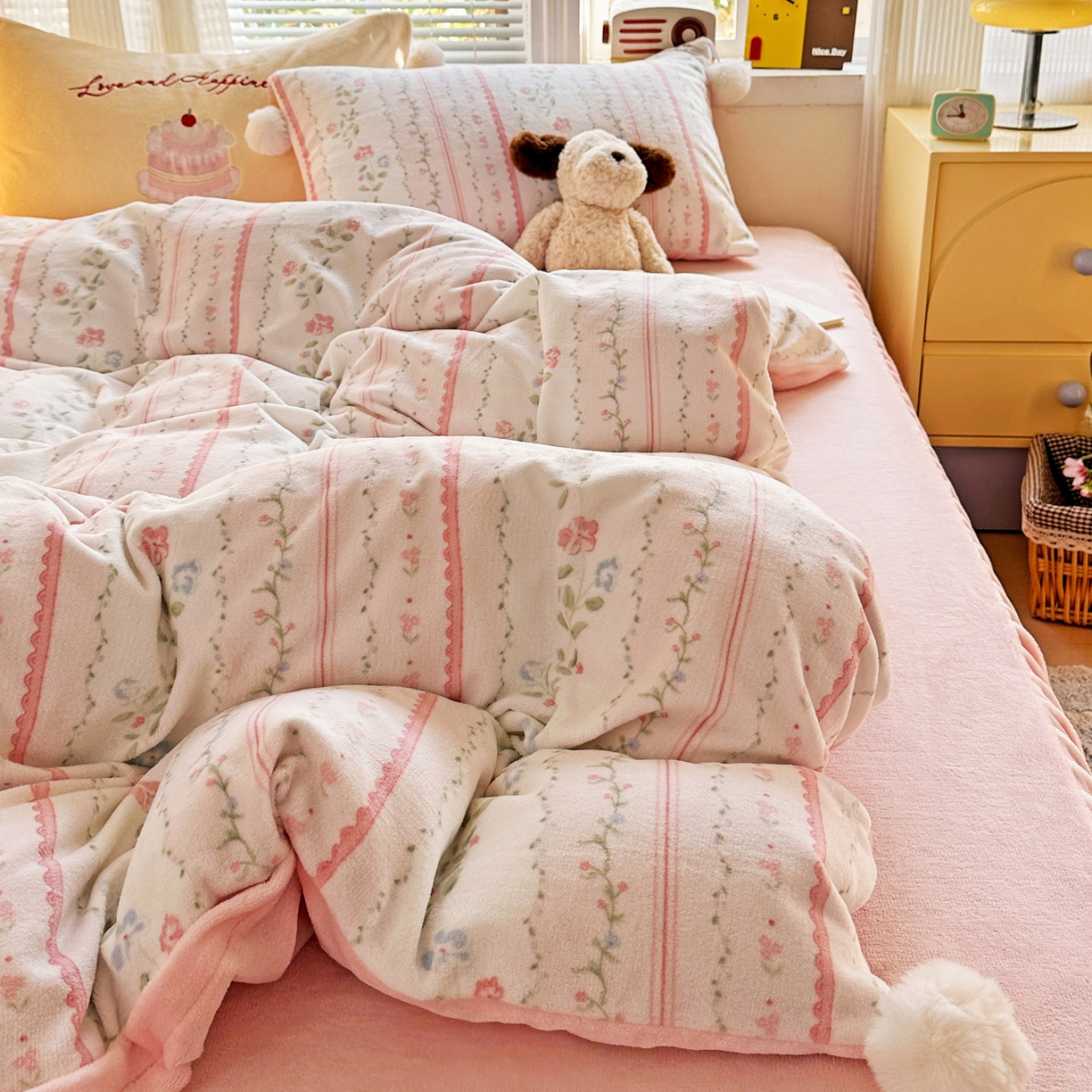 91家纺网 家纺一手货源 找家纺 麦朵家居 2025新款高克重毛球绣花四件套印花牛奶绒四件套高克重宝宝绒床裙款四件套牛奶绒床笠兔绒三件套 曼琳粉