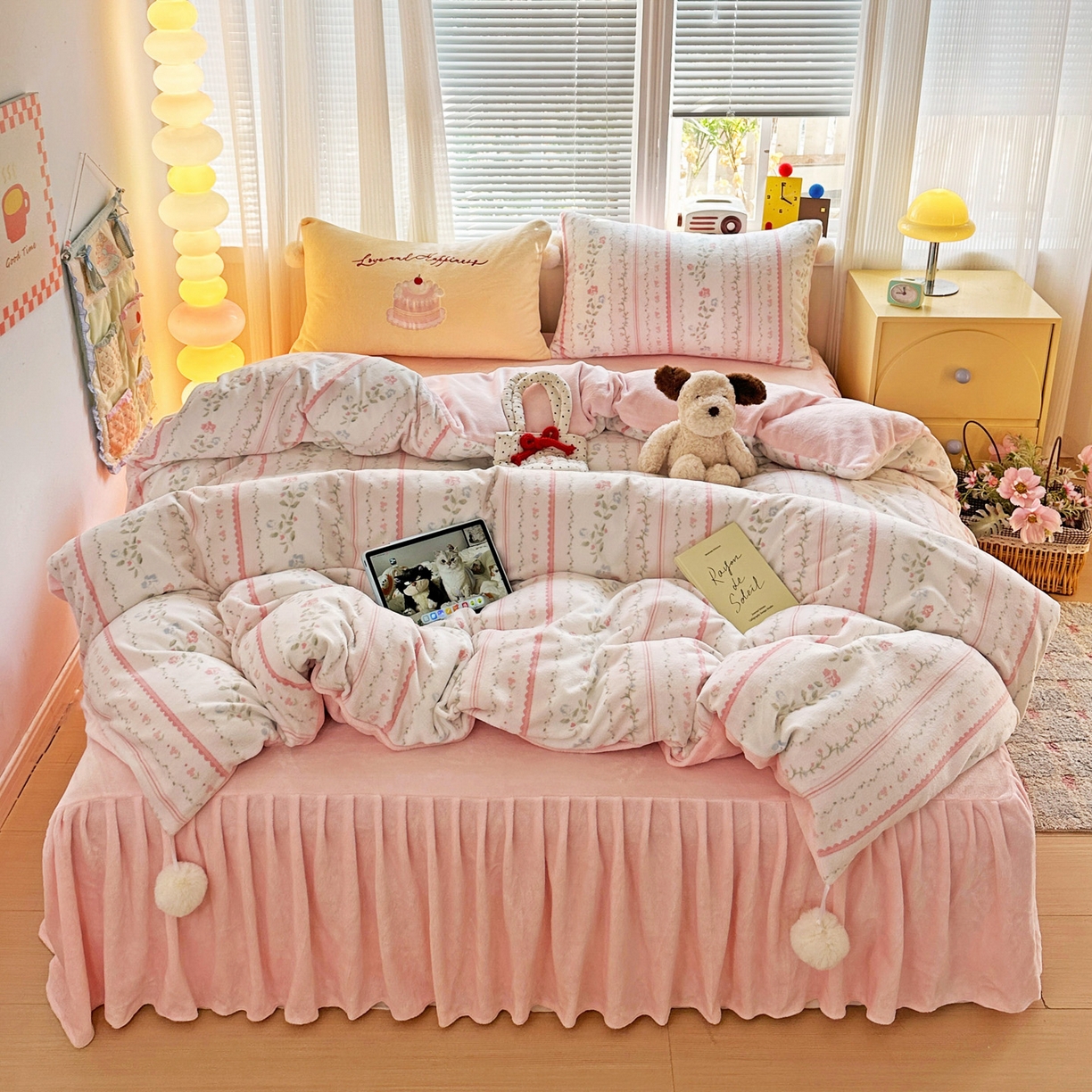 91家纺网 家纺一手货源 找家纺 麦朵家居 2025新款高克重毛球绣花四件套印花牛奶绒四件套高克重宝宝绒床裙款四件套牛奶绒床笠兔绒三件套 曼琳粉