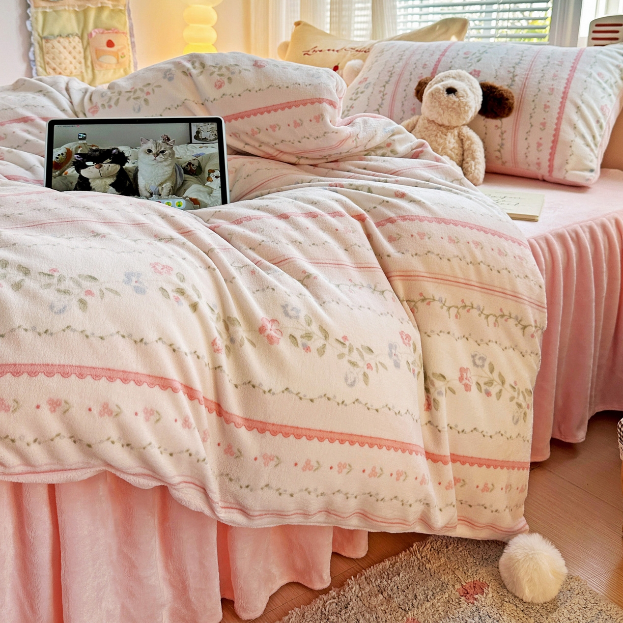 91家纺网 家纺一手货源 找家纺 麦朵家居 2025新款高克重毛球绣花四件套印花牛奶绒四件套高克重宝宝绒床裙款四件套牛奶绒床笠兔绒三件套 曼琳粉