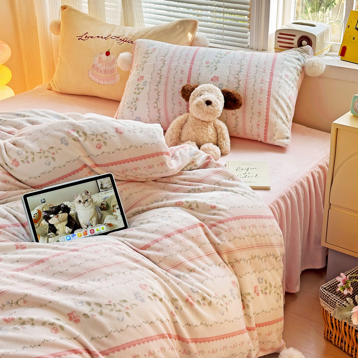 91家纺网 家纺一手货源 找家纺 麦朵家居 2025新款高克重毛球绣花四件套印花牛奶绒四件套高克重宝宝绒床裙款四件套牛奶绒床笠兔绒三件套 曼琳粉