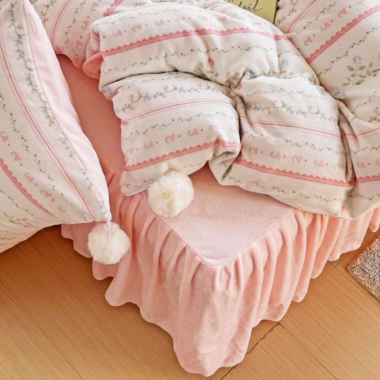 91家纺网 家纺一手货源 找家纺 麦朵家居 2025新款高克重毛球绣花四件套印花牛奶绒四件套高克重宝宝绒床裙款四件套牛奶绒床笠兔绒三件套 曼琳粉