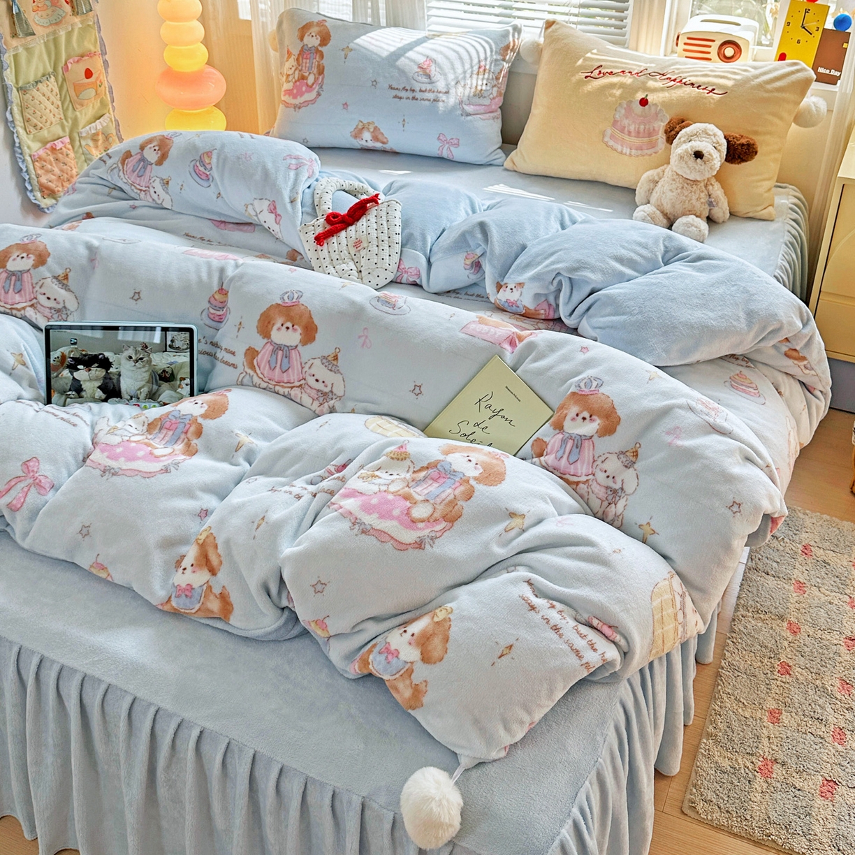 91家纺网 家纺一手货源 找家纺 麦朵家居 2025新款高克重毛球绣花四件套印花牛奶绒四件套高克重宝宝绒床裙款四件套牛奶绒床笠兔绒三件套 蛋糕小狗