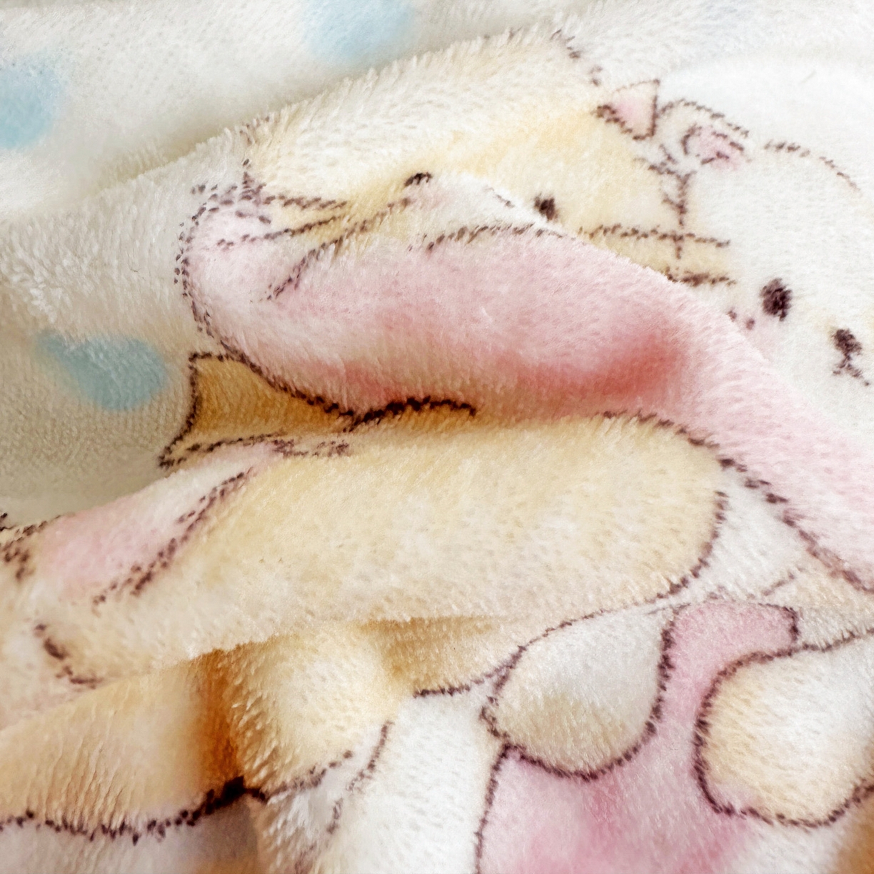 91家纺网 家纺一手货源 找家纺 麦朵家居 2025新款高克重毛球绣花四件套印花牛奶绒四件套高克重宝宝绒床裙款四件套牛奶绒床笠兔绒三件套 茶杯小猫