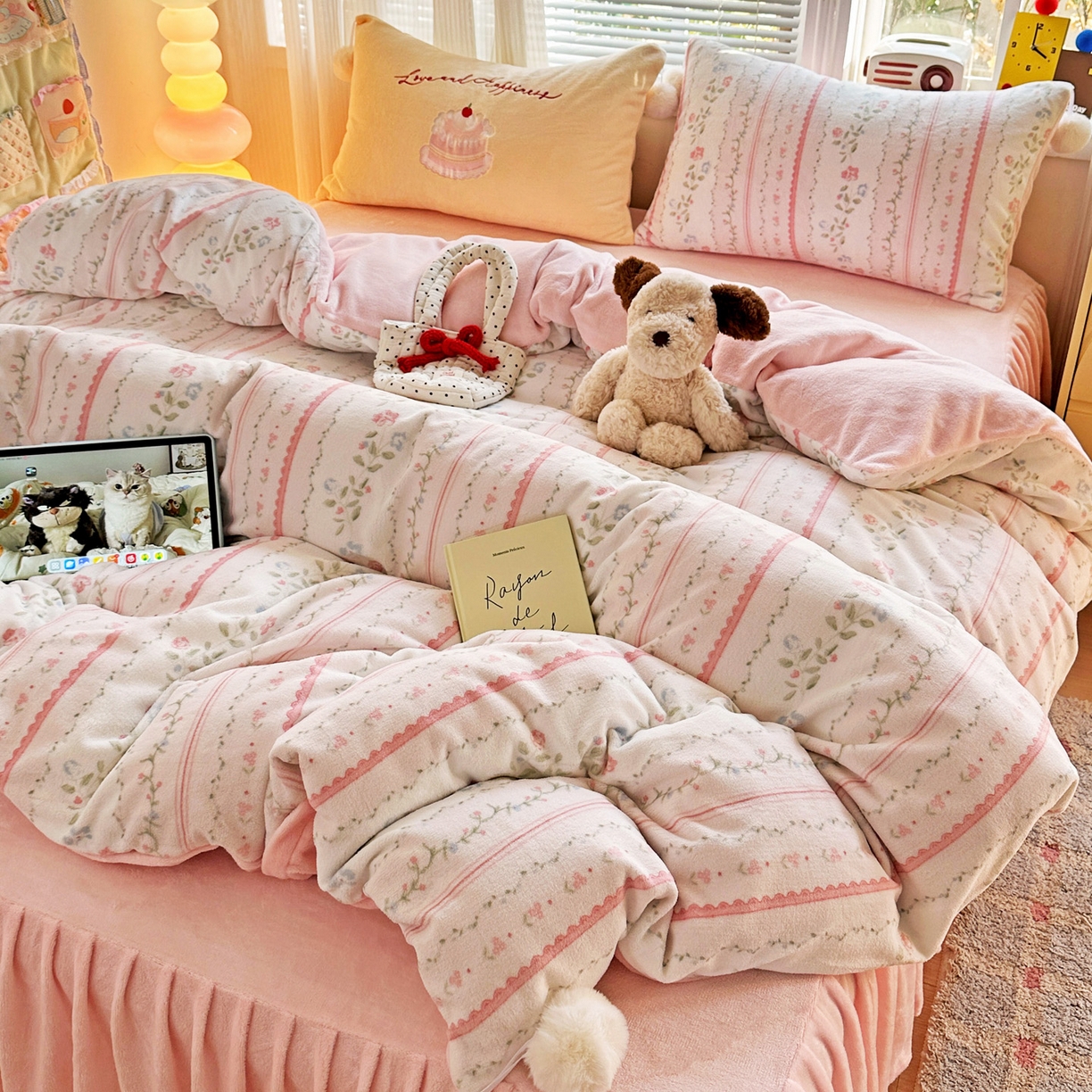 91家纺网 家纺一手货源 找家纺 麦朵家居 2025新款高克重毛球绣花四件套印花牛奶绒四件套高克重宝宝绒床裙款四件套牛奶绒床笠兔绒三件套 曼琳粉