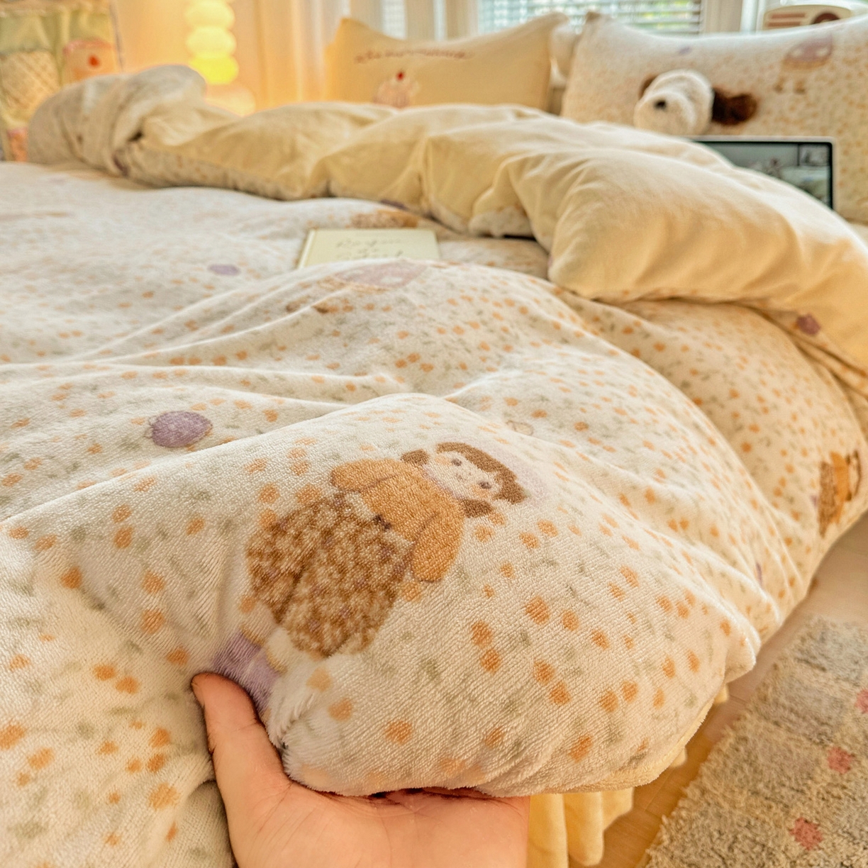 91家纺网 家纺一手货源 找家纺 麦朵家居 2025新款高克重毛球绣花四件套印花牛奶绒四件套高克重宝宝绒床裙款四件套牛奶绒床笠兔绒三件套 可爱女孩