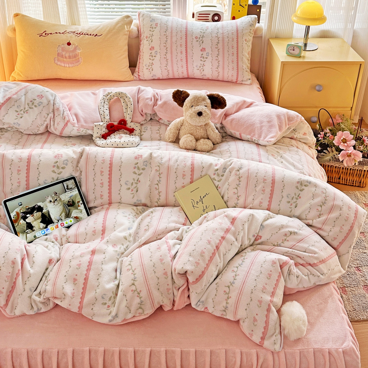 91家纺网 家纺一手货源 找家纺 麦朵家居 2025新款高克重毛球绣花四件套印花牛奶绒四件套高克重宝宝绒床裙款四件套牛奶绒床笠兔绒三件套 曼琳粉