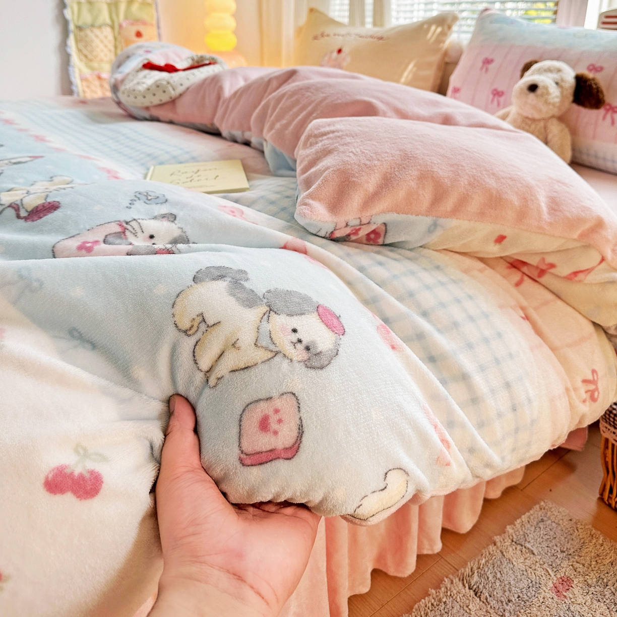 91家纺网 家纺一手货源 找家纺 麦朵家居 2025新款高克重毛球绣花四件套印花牛奶绒四件套高克重宝宝绒床裙款四件套牛奶绒床笠兔绒三件套 茶杯小猫