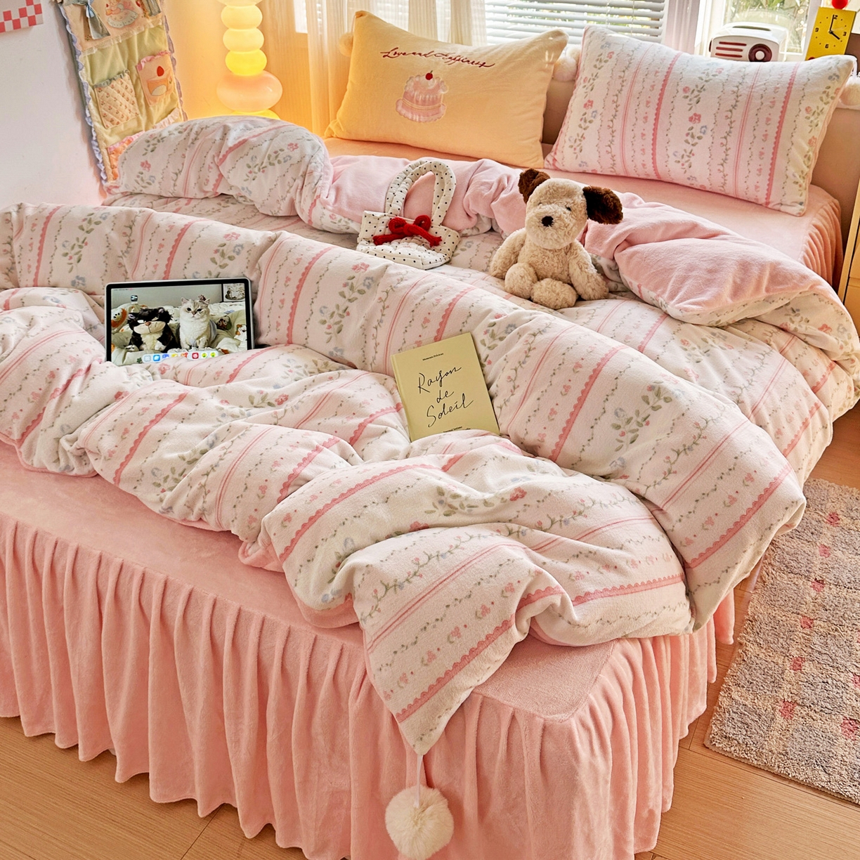 91家纺网 家纺一手货源 找家纺 麦朵家居 2025新款高克重毛球绣花四件套印花牛奶绒四件套高克重宝宝绒床裙款四件套牛奶绒床笠兔绒三件套 曼琳粉