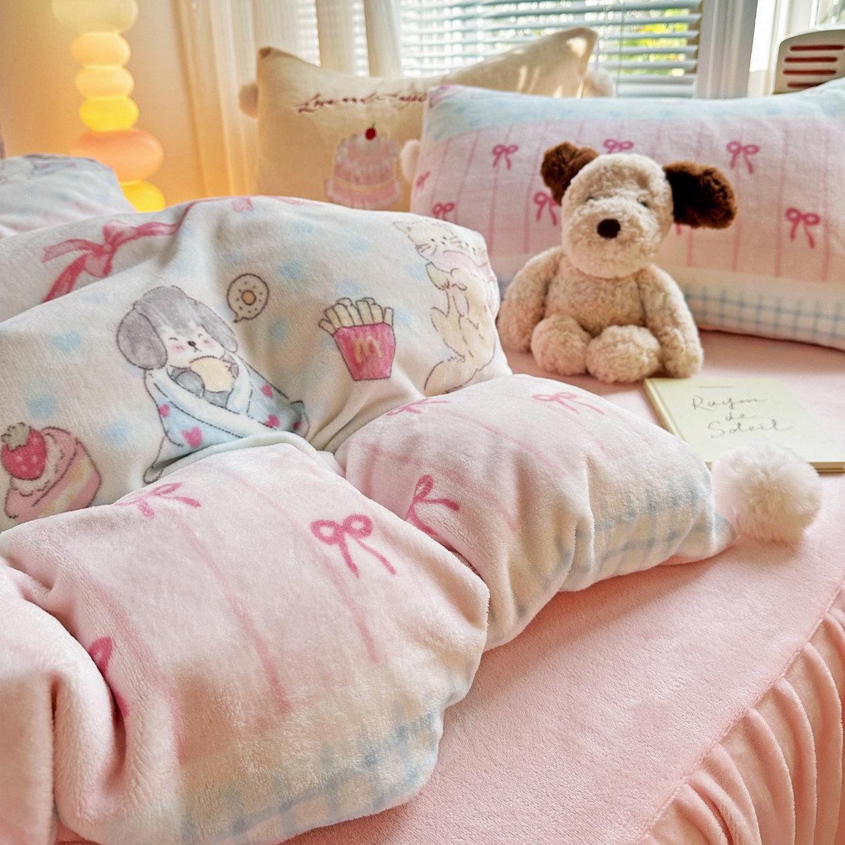 91家纺网 家纺一手货源 找家纺 麦朵家居 2025新款高克重毛球绣花四件套印花牛奶绒四件套高克重宝宝绒床裙款四件套牛奶绒床笠兔绒三件套 茶杯小猫