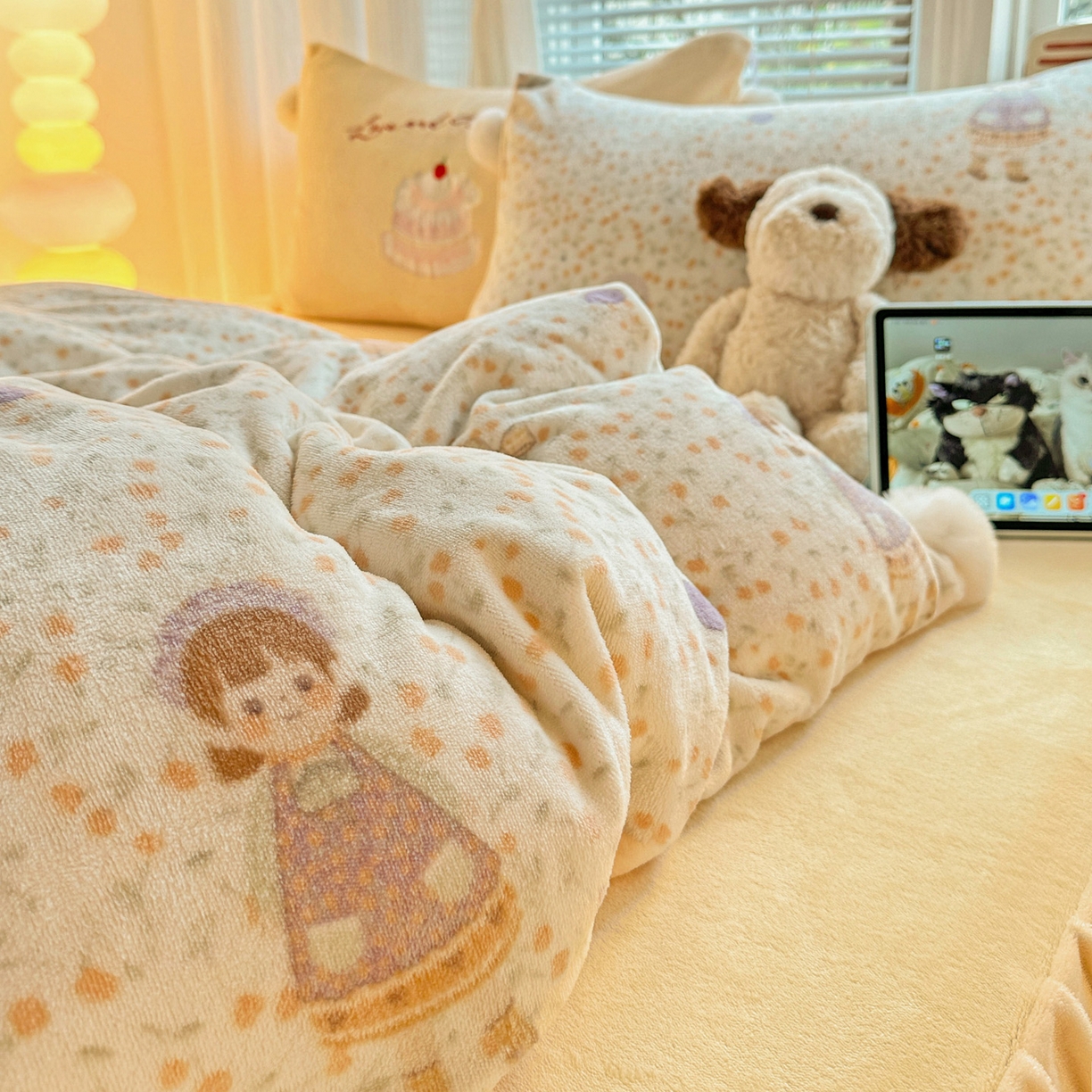 91家纺网 家纺一手货源 找家纺 麦朵家居 2025新款高克重毛球绣花四件套印花牛奶绒四件套高克重宝宝绒床裙款四件套牛奶绒床笠兔绒三件套 可爱女孩