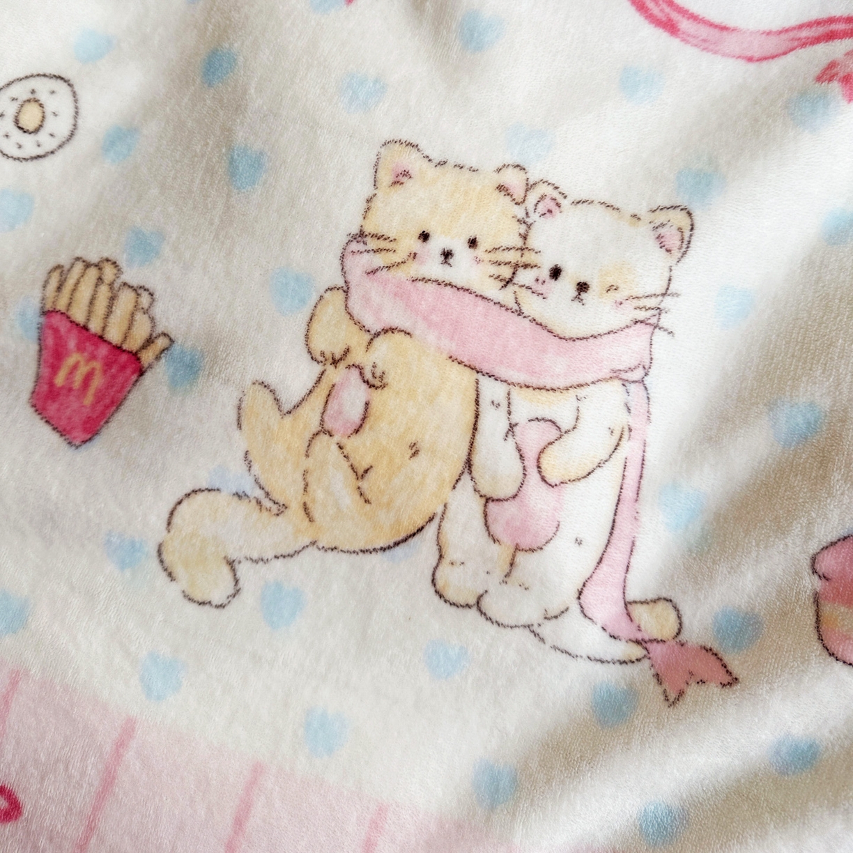 91家纺网 家纺一手货源 找家纺 麦朵家居 2025新款高克重毛球绣花四件套印花牛奶绒四件套高克重宝宝绒床裙款四件套牛奶绒床笠兔绒三件套 茶杯小猫