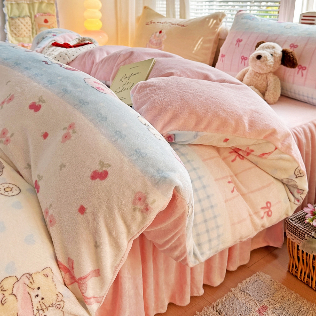 91家纺网 家纺一手货源 找家纺 麦朵家居 2025新款高克重毛球绣花四件套印花牛奶绒四件套高克重宝宝绒床裙款四件套牛奶绒床笠兔绒三件套 茶杯小猫