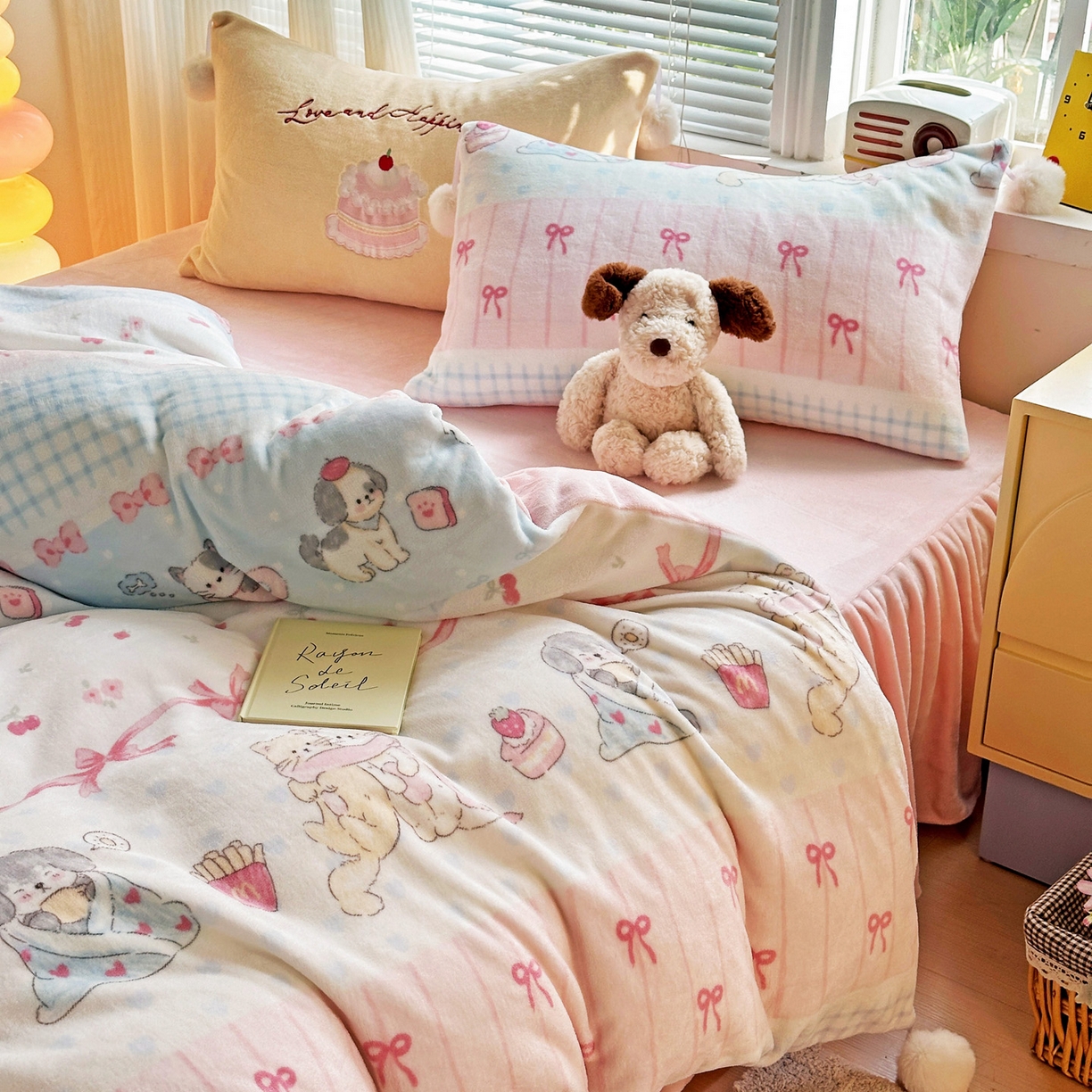 91家纺网 家纺一手货源 找家纺 麦朵家居 2025新款高克重毛球绣花四件套印花牛奶绒四件套高克重宝宝绒床裙款四件套牛奶绒床笠兔绒三件套 茶杯小猫