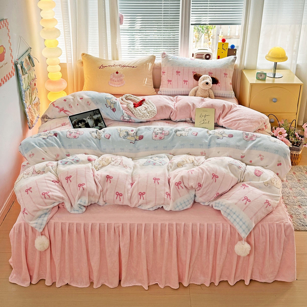 91家纺网 家纺一手货源 找家纺 麦朵家居 2025新款高克重毛球绣花四件套印花牛奶绒四件套高克重宝宝绒床裙款四件套牛奶绒床笠兔绒三件套 茶杯小猫