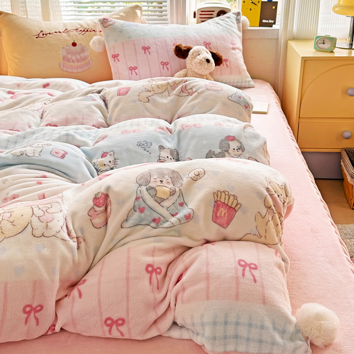 91家纺网 家纺一手货源 找家纺 麦朵家居 2025新款高克重毛球绣花四件套印花牛奶绒四件套高克重宝宝绒床裙款四件套牛奶绒床笠兔绒三件套 茶杯小猫