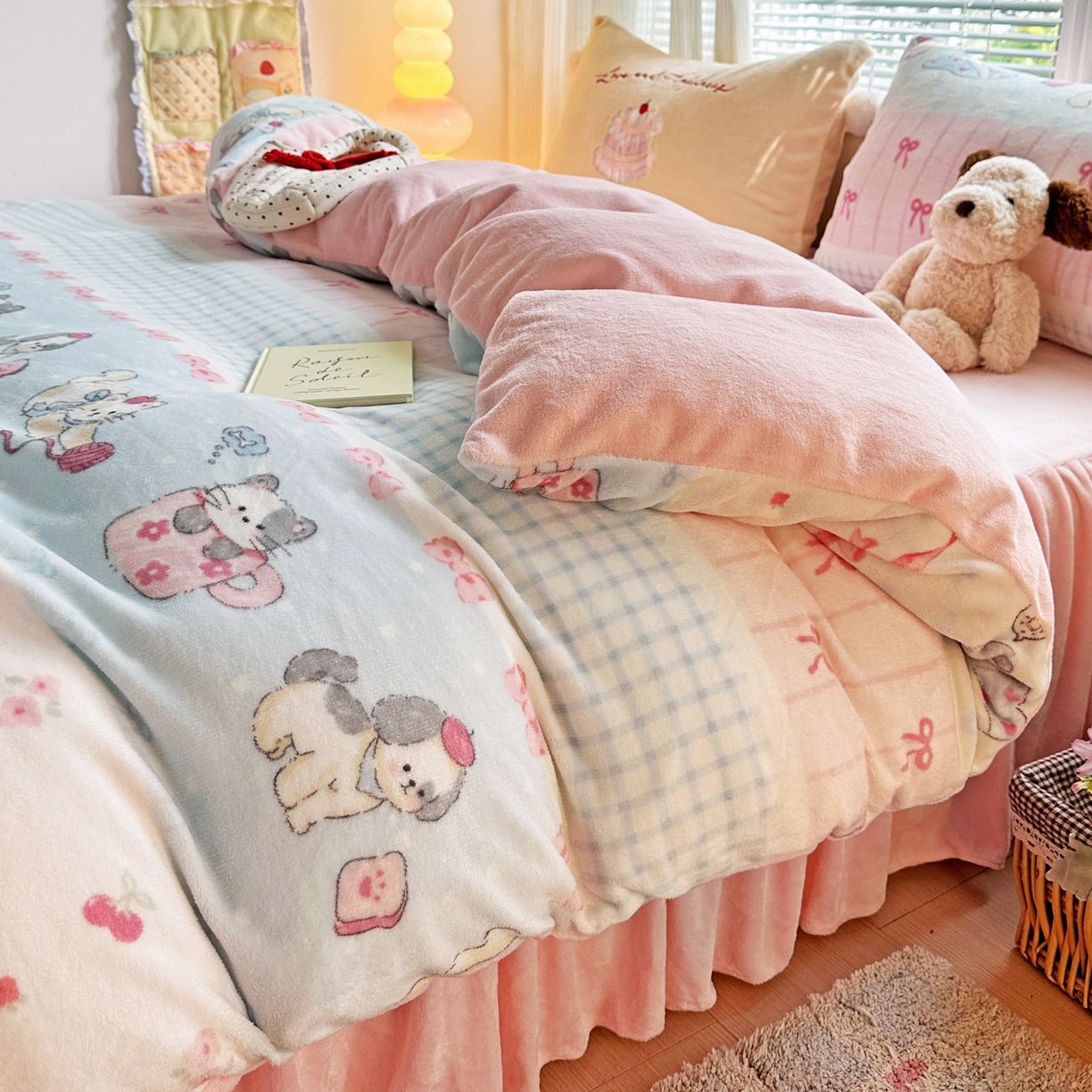 91家纺网 家纺一手货源 找家纺 麦朵家居 2025新款高克重毛球绣花四件套印花牛奶绒四件套高克重宝宝绒床裙款四件套牛奶绒床笠兔绒三件套 茶杯小猫