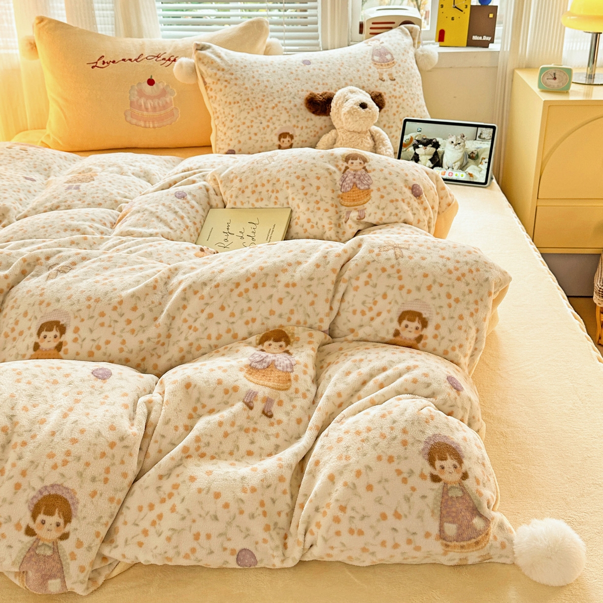 91家纺网 家纺一手货源 找家纺 麦朵家居 2025新款高克重毛球绣花四件套印花牛奶绒四件套高克重宝宝绒床裙款四件套牛奶绒床笠兔绒三件套 可爱女孩