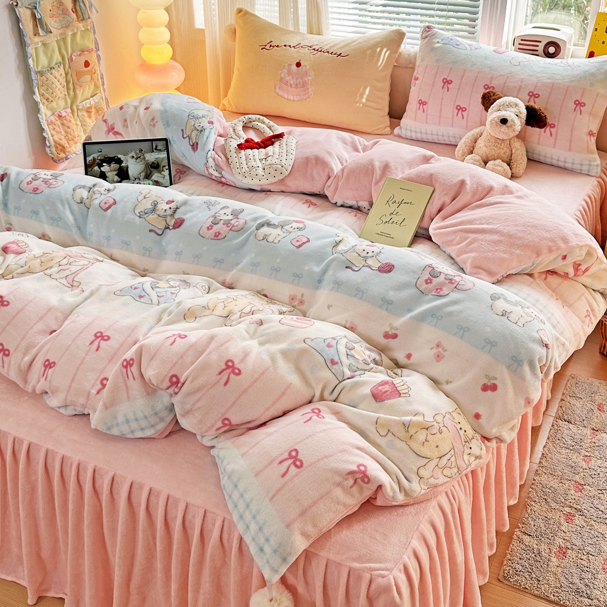 91家纺网 家纺一手货源 找家纺 麦朵家居 2025新款高克重毛球绣花四件套印花牛奶绒四件套高克重宝宝绒床裙款四件套牛奶绒床笠兔绒三件套 茶杯小猫