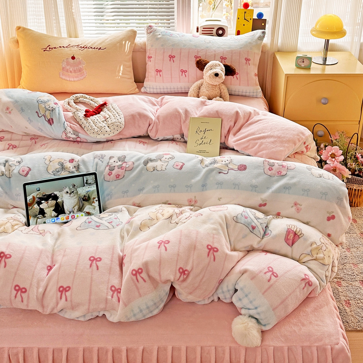 91家纺网 家纺一手货源 找家纺 麦朵家居 2025新款高克重毛球绣花四件套印花牛奶绒四件套高克重宝宝绒床裙款四件套牛奶绒床笠兔绒三件套 茶杯小猫